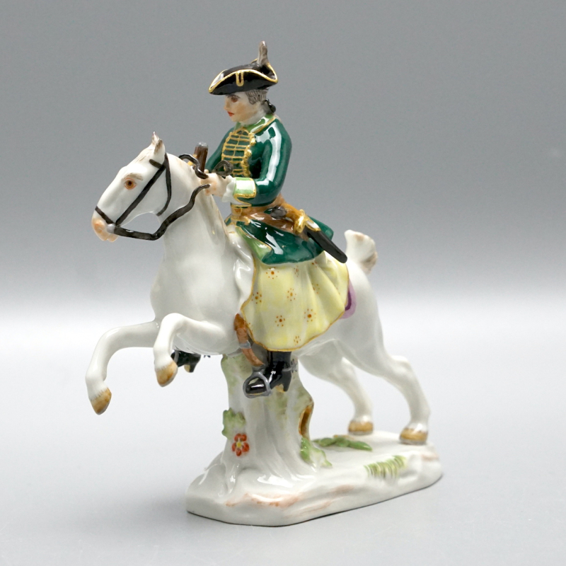 Meissen Miniatur-Figur „Jägerin zu Pferde“ – Modell 63059 – H 9,7cm. 1 Wahl.