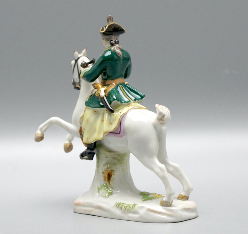 Meissen Miniatur-Figur „Jägerin zu Pferde“ – Modell 63059 – H 9,7cm. 1 Wahl.