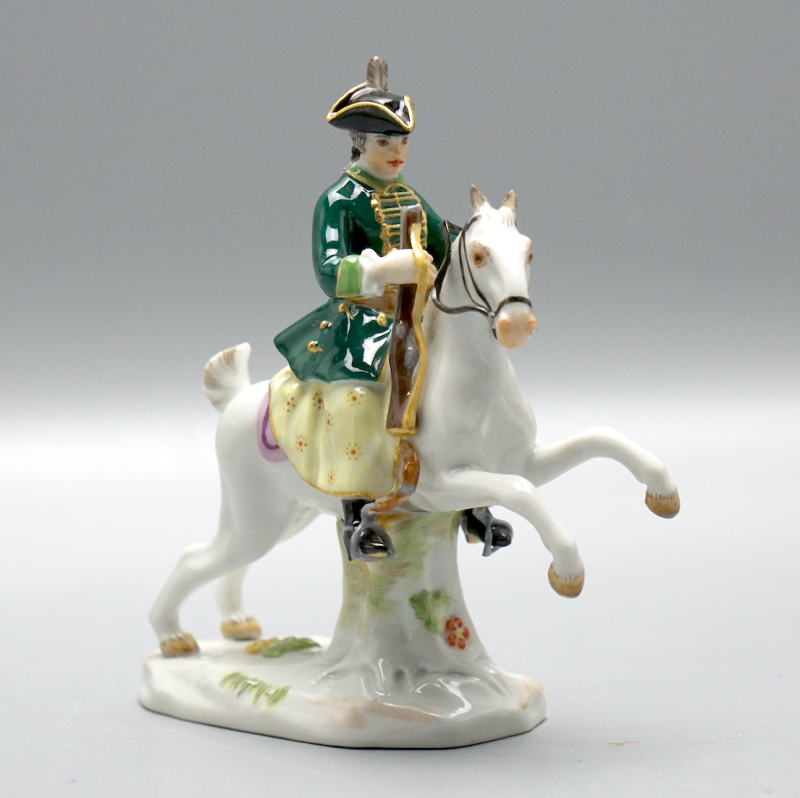 Meissen Miniatur-Figur „Jägerin zu Pferde“ – Modell 63059 – H 9,7cm. 1 Wahl.