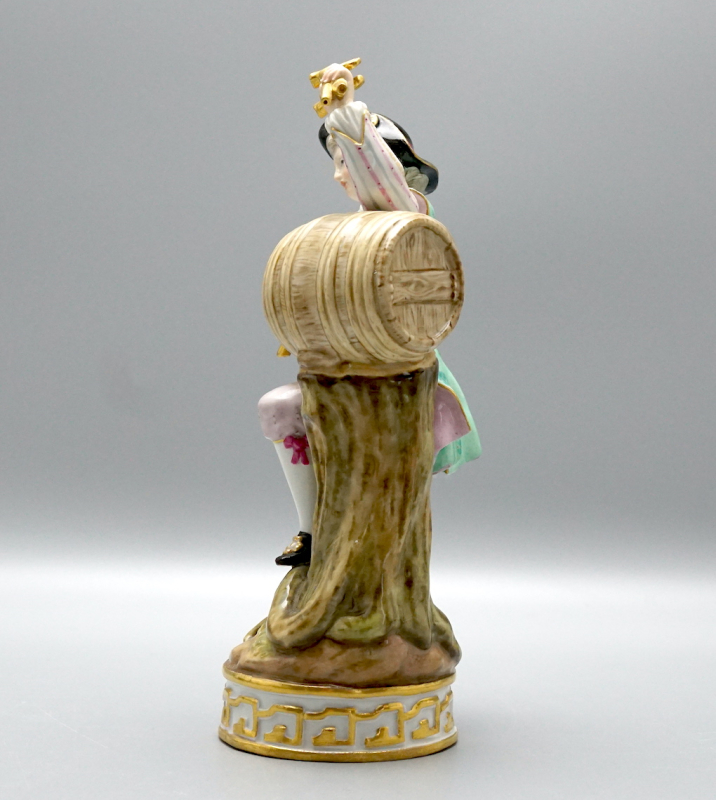 Meissen Figur „Winzer am Weinfass“ – Entwurf V. Acier – Modell F80.