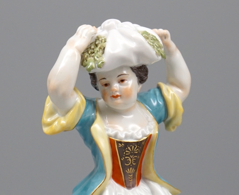 Meissen Figur Gärtnerkind mit Bündel.