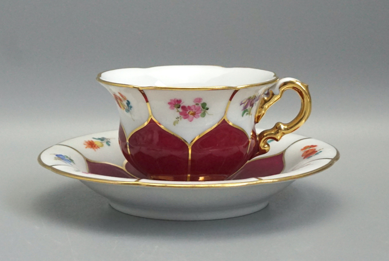 Meissen Mokkatasse mit Untertasse • B-Form Prunkdekor • Streublume Purpur Rot • 1. Wahl Pfeifferzeit.