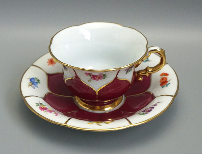 Meissen Mokkatasse mit Untertasse • B-Form Prunkdekor • Streublume Purpur Rot • 1. Wahl Pfeifferzeit.