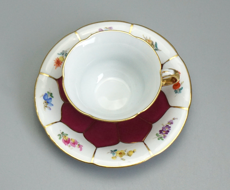 Meissen Mokkatasse mit Untertasse • B-Form Prunkdekor • Streublume Purpur Rot • 1. Wahl Pfeifferzeit.