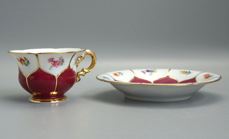 Meissen Mokkatasse mit Untertasse • B-Form Prunkdekor • Streublume Purpur Rot • 1. Wahl Pfeifferzeit.