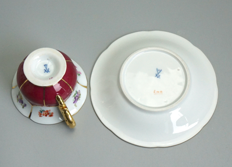 Meissen Mokkatasse mit Untertasse • B-Form Prunkdekor • Streublume Purpur Rot • 1. Wahl Pfeifferzeit.
