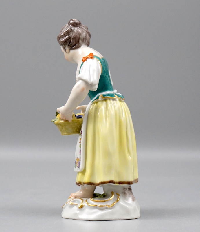 Meissen Porzellan Figur Gärtnerkind mit Blumenkorb, 1 Wahl.