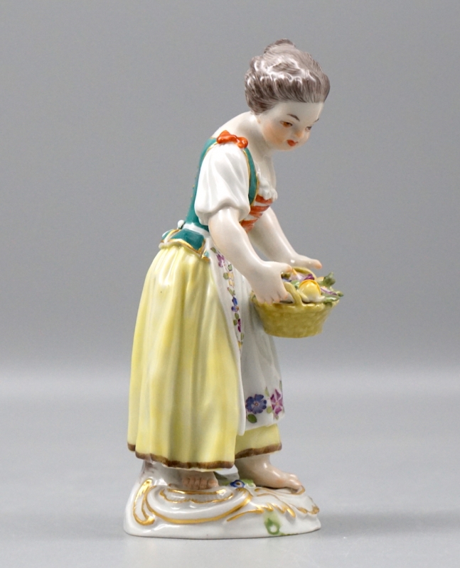 Meissen Porzellan Figur Gärtnerkind mit Blumenkorb, 1 Wahl.