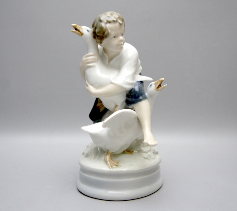 Royal Copenhagen Figur "Gänsedieb -Junge mit 2 Gänsen" 2139, 1.Wahl.