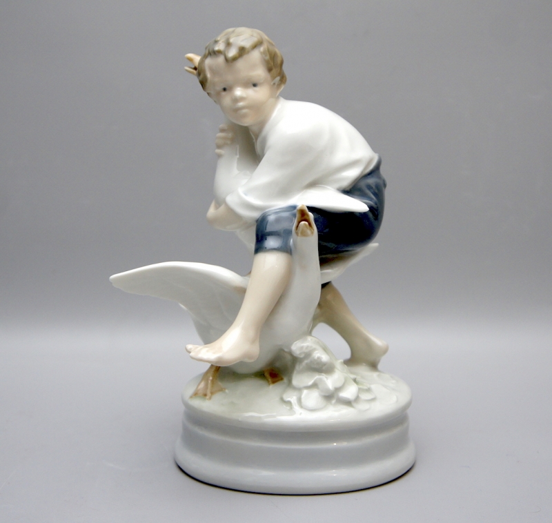 Royal Copenhagen Figur "Gänsedieb -Junge mit 2 Gänsen" 2139, 1.Wahl.