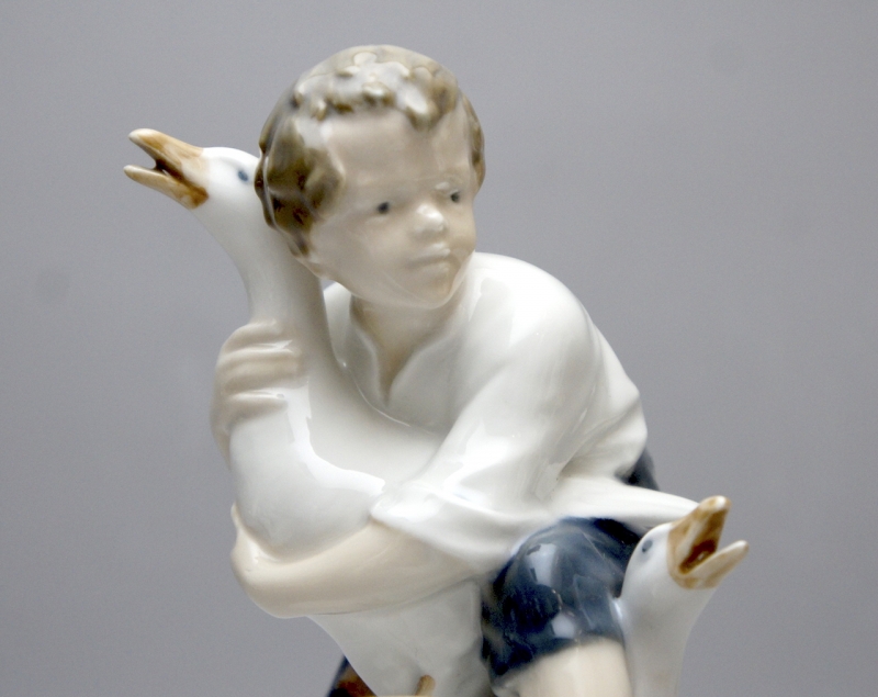 Royal Copenhagen Figur "Gänsedieb -Junge mit 2 Gänsen" 2139, 1.Wahl.