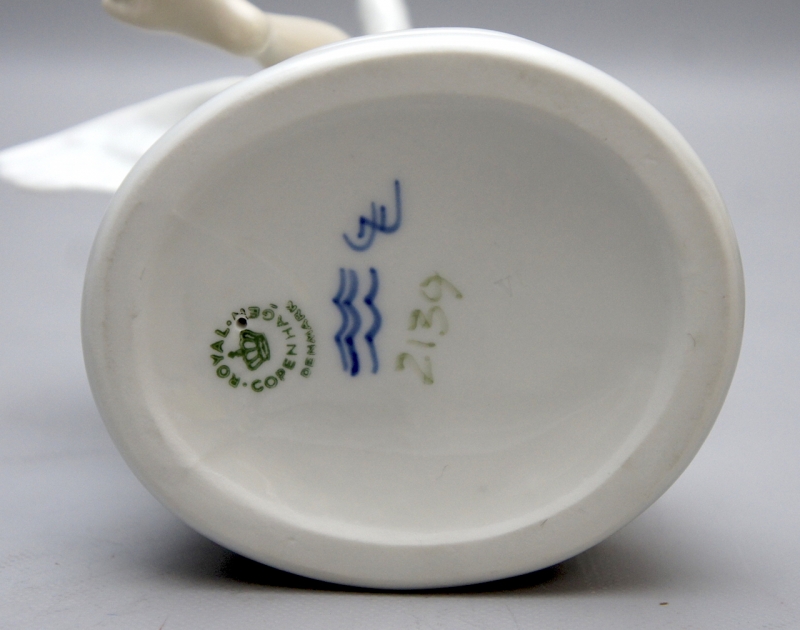 Royal Copenhagen Figur "Gänsedieb -Junge mit 2 Gänsen" 2139, 1.Wahl.