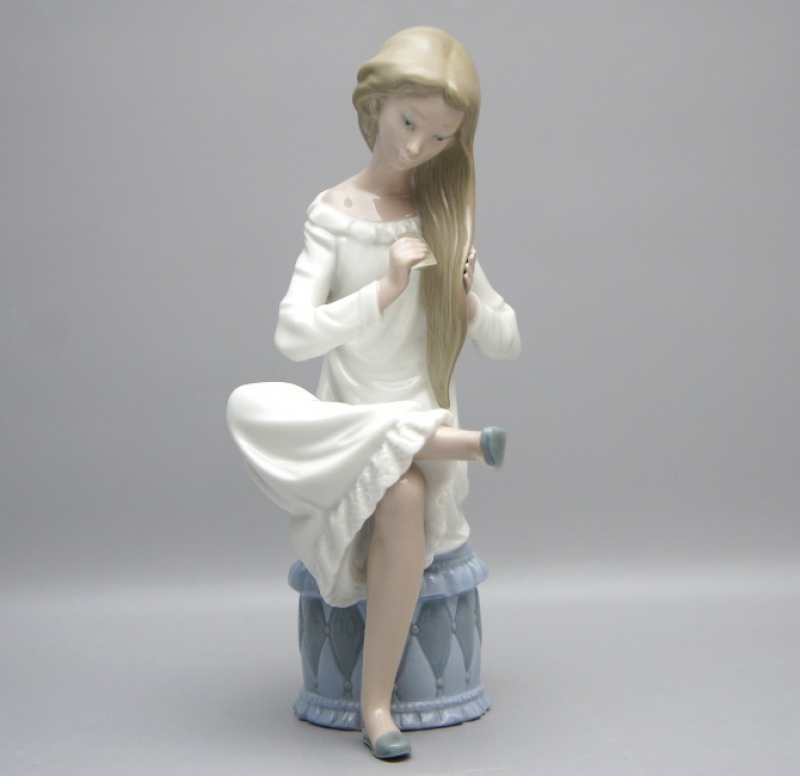 Lladro Nao Figur Mädchen Haar kämmend, 1 Wahl
